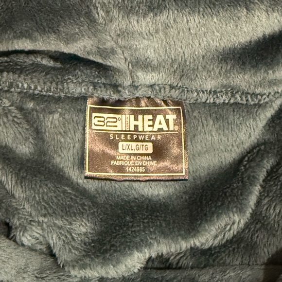 32 Degrees Plush Gray Hooded Robe with Excellent Condition - Picture 5 of 5